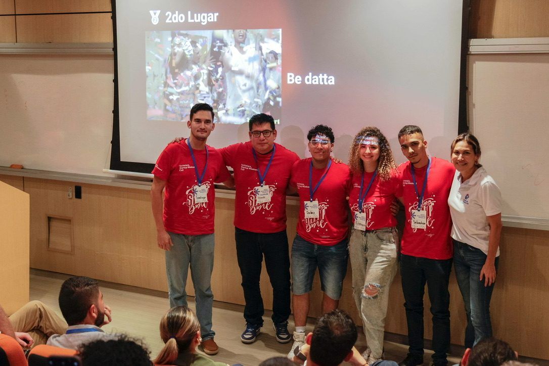 El equipo de Pyra en el escenario al recibir el segundo lugar en la categoría de inteligencia artificial