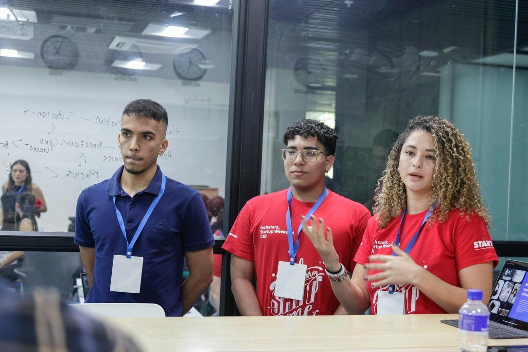 El equipo respondiendo preguntas de los mentores
