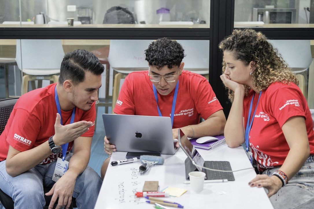 El equipo trabajando en un portátil durante el evento