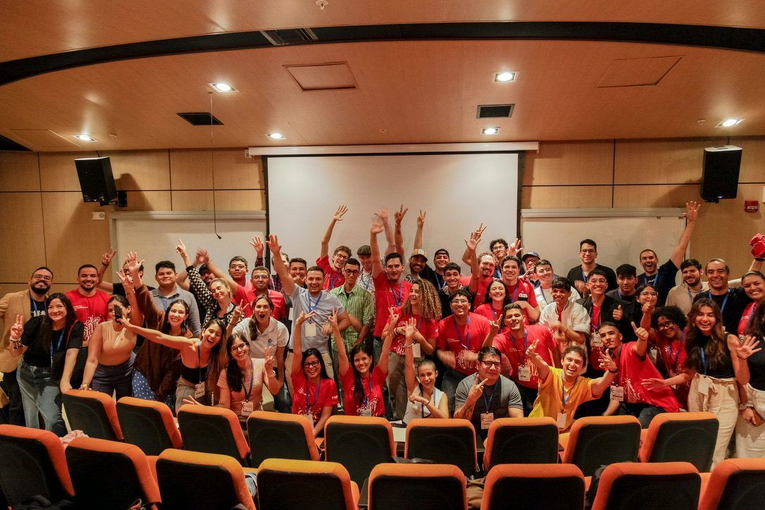 Foto grupal de participantes, mentores y organizadores