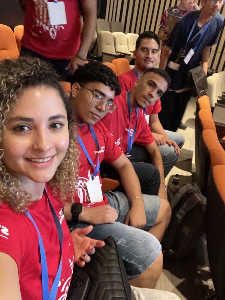 Integrantes del equipo en el auditorio