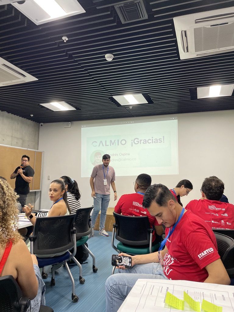 Mentor despidiéndose tras su charla con el equipo escuchando