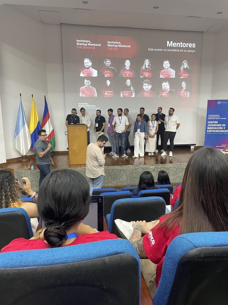 Mentores del evento en el escenario