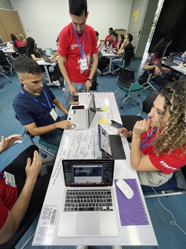 Mesa de trabajo del equipo con portátiles y notas