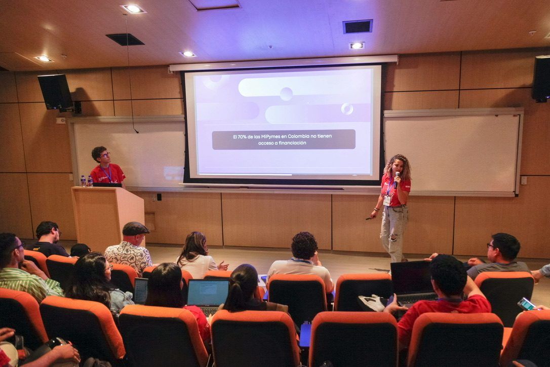 Presentación final del equipo frente al auditorio